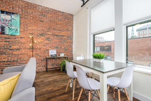 Downtown Bangor Luxury Apartment image 3